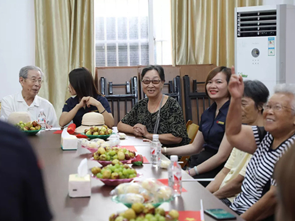 中庭裝飾集團(tuán)丨“情暖中秋，將愛傳承”——走進(jìn)金浦社區(qū)慰問高齡老人